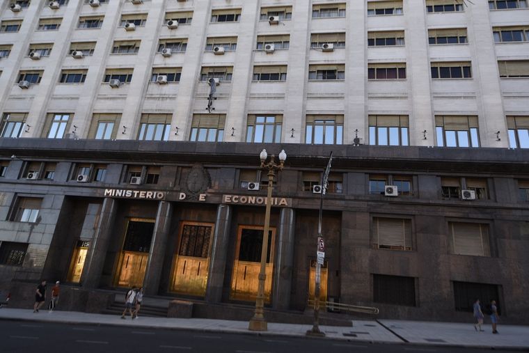 El Gobierno recurrirá a la última licitación realizada para hacerse de dólares. Foto: Juan Mateo Aberastain Zubimendi