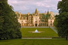 La mansión se encuentra en las montañas de Asheville, en Carolina del Norte. La mansión se encuentra en las montañas de Asheville, en Carolina del Norte.