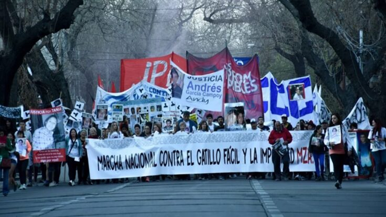 Una de las marchas contra los casos de gatillo fácil en Mendoza. Una de las marchas contra los casos de gatillo fácil en Mendoza.