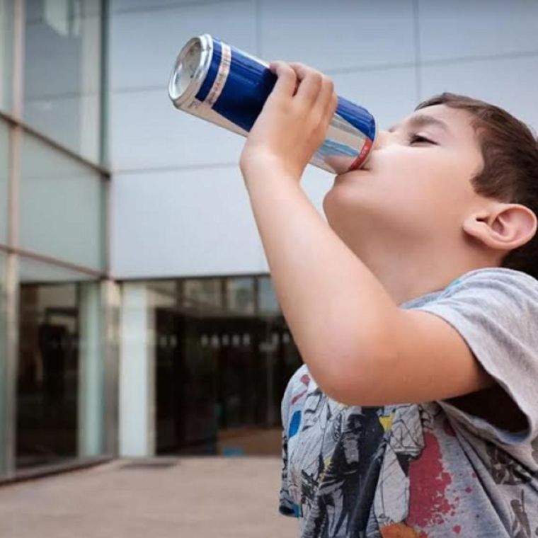Las bebidas energizantes se venden fácilmente y cada vez más adolescentes las consumen de manera habitual. Foto: Archivo