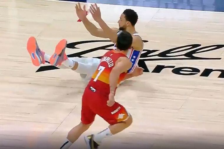 Campazzo derribó a Simmons y dio de qué hablar en todo el mundo
