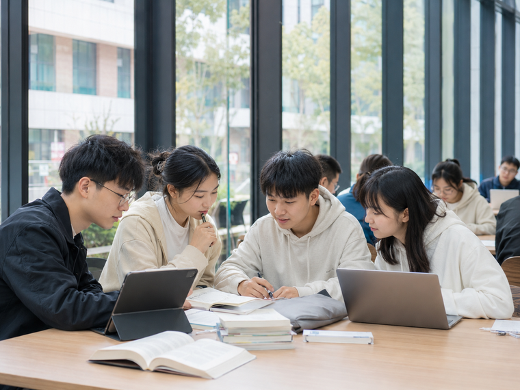 Las nuevas carreras impulsadas por China se concentran en la inteligencia artificial, la robótica, los semiconductores y las tecnologías de baja altitud.