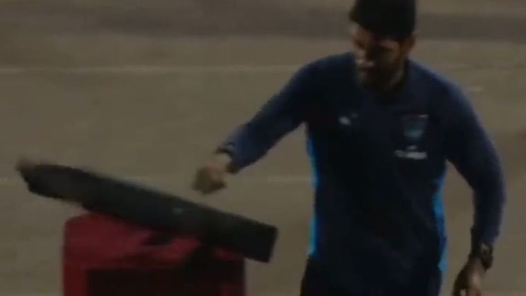 El Loco tira el monitor de un golpe.