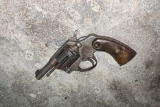 El revolver secuestrado a uno de los jóvenes detenidos tras un operativo en Ciudad Foto: Ministerio de Seguridad de Mendoza El revolver secuestrado a uno de los jóvenes detenidos tras un operativo en Ciudad Foto: Ministerio de Seguridad de Mendoza