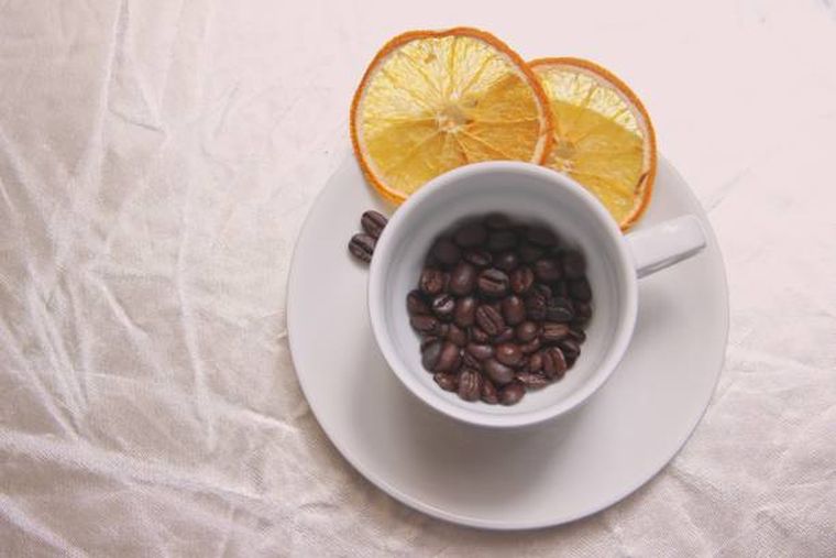 Truco casero con café y naranja. Truco casero con café y naranja.