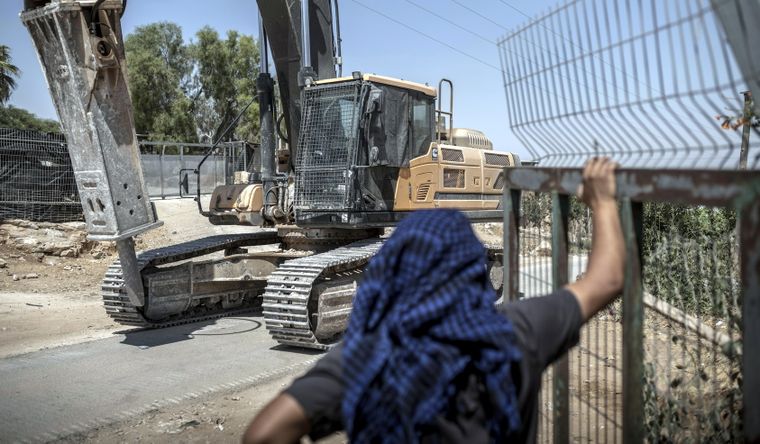 Israel y sus máquinas de demolición en Cisjordania, territorio de Palestina. Foto Dpa