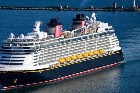 El crucero Disney Dream, aquí visto desde el agua, tiene capacidad para 4.000 pasajeros. El crucero Disney Dream, aquí visto desde el agua, tiene capacidad para 4.000 pasajeros.