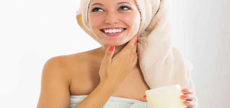 Mascarilla de vaselina y azúcar que dejará tu rostro con una piel de porcelana