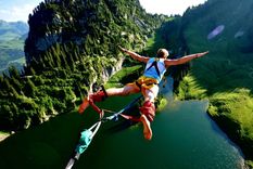 La joven realizaba el salto de un puente. Imagen ilustrativa. Foto: Cómo Funciona