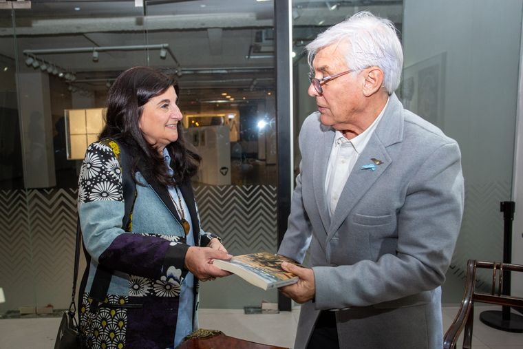Gabriela Testa, presidenta del Ente Mendoza Turismo, recibe un libro de manos de Gustavo Capone. Gabriela Testa, presidenta del Ente Mendoza Turismo, recibe un libro de manos de Gustavo Capone.