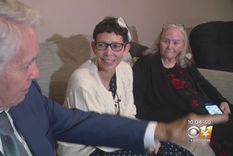 Melissa, junto a sus padres biológicos, 51 años después. Foto: CbsNews.