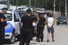 La policía de Santa Fe lista para disparar. Foto: Télam