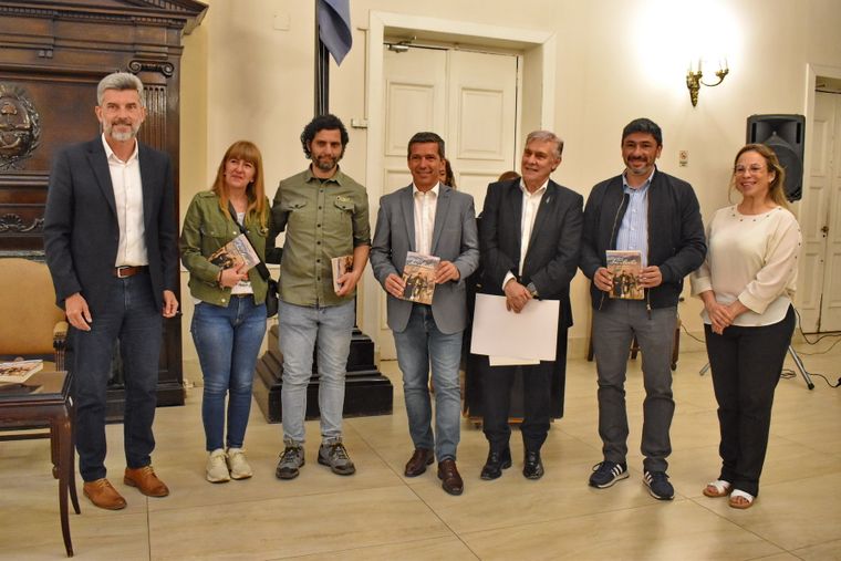 Gustavo Capone junto al intendente de la Ciudad de Mendoza, Ulpiano Suarez y el presidente de la Cámara de Diputados, Andrés Lombardi. 