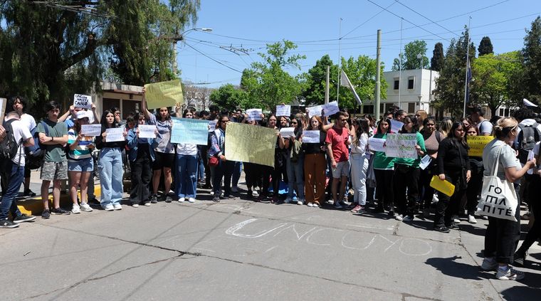 Durante la semana, alumnos de la Universidad Nacional de Cuyo iniciaron una sentada y protesta contra la entidad educativa. Foto: ALF PONCE MERCADO / MDZ