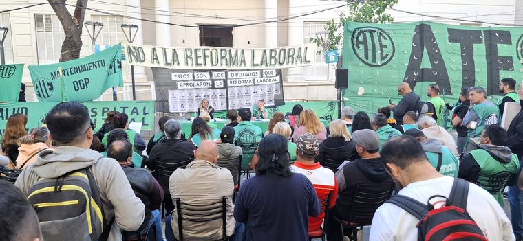 Los manifestantes de ATE apostados en calle Patricias.