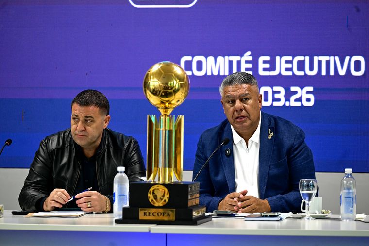 Claudio Tapia y Pablo Toviggino, en la reunión de este martes que ratificó el paro en el fútbol argentino.