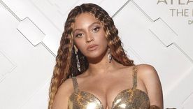 Llevando transparencias, Beyoncé lució un amplio escote y cautivó en Dubai