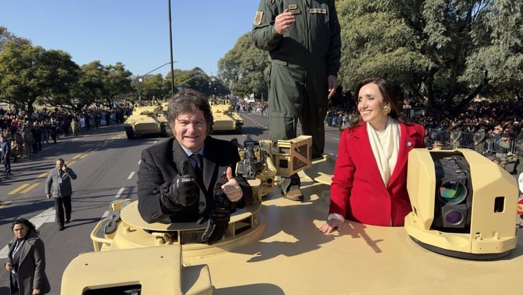 Javier Milei y Victoria Villarruel, arriba de uno de los flamantes tanques TAM 2CA2 Foto: Presidencia