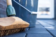 Mezcla en la cubeta todos los ingredientes para obtener este limpiador casero Foto: Shutterstock