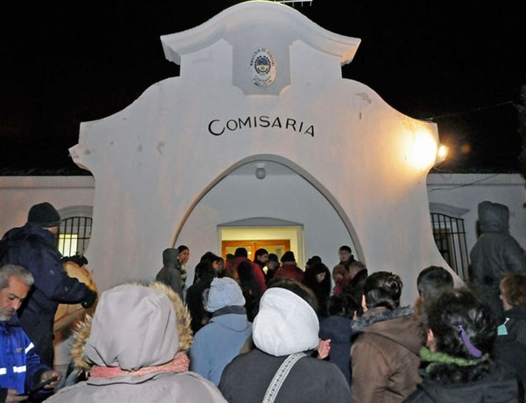 Familiares de los policias en las afueras de una comisaria santacruceña