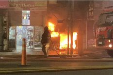 Voraz incendio consume un depósito en Flores Foto: Télam