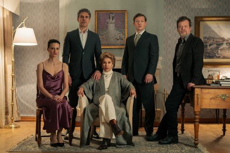 Las Maldiciones, la miniserie argentinar de Netflix: un secuestro inicial y una trama que cruza conflictos políticos y familiares. Las Maldiciones, la miniserie argentinar de Netflix: un secuestro inicial y una trama que cruza conflictos políticos y familiares.