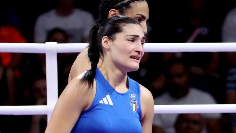 Angela Carini anunció que se retira del boxeo. Foto: EFE