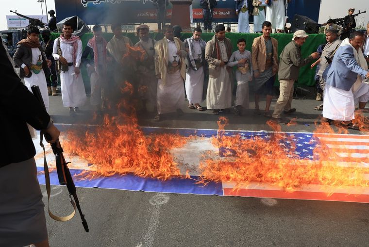 En Irán quemaron banderas de Estados Unidos e Israel