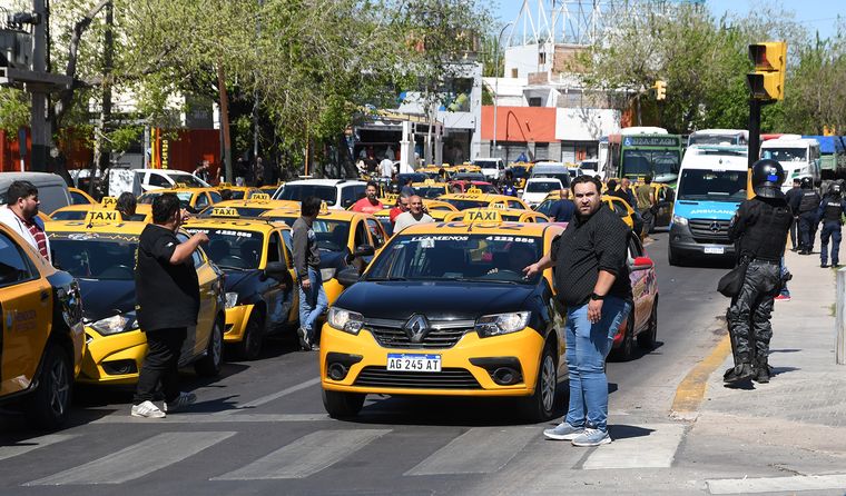 taxistas taxis protesta nudo vial (1)