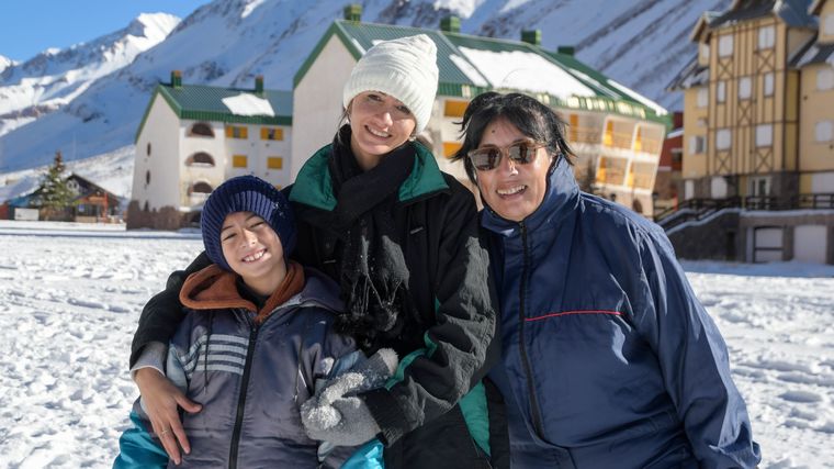Santino feliz por conocer la nieve junto a Mailén y Mabel. Santino feliz por conocer la nieve junto a Mailén y Mabel.