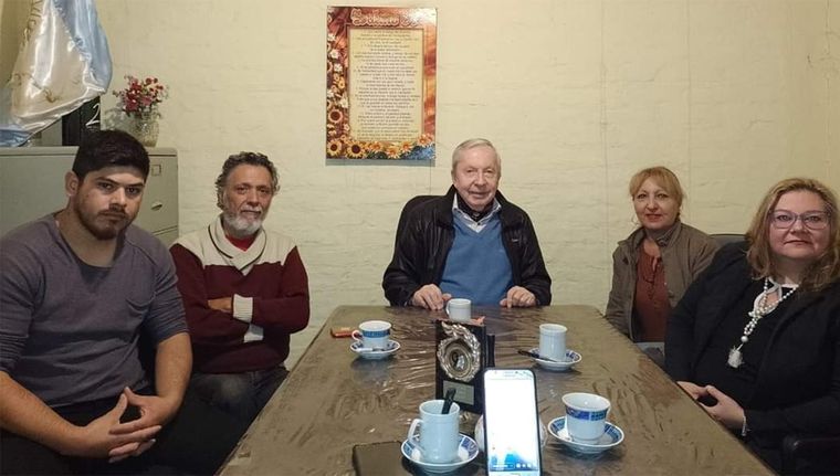 Héctor Pelayes, junto a Edgardo Civit Evans y otros integrantes del Partido de los Jubilados. Foto: Facebook Héctor Pelayes