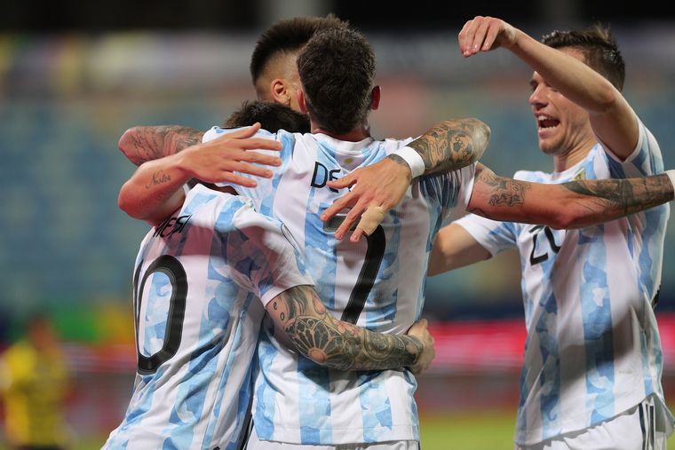 Todos abrazan al 10. Messi fue determinante y Argentina está en semifinales. Foto: @Argentina