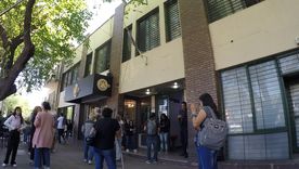 Fila para ingresar con turnos a uno de los registros del automotor más concurrido de Mendoza, ubicado en calle Belgrano. Fila para ingresar con turnos a uno de los registros del automotor más concurrido de Mendoza, ubicado en calle Belgrano.