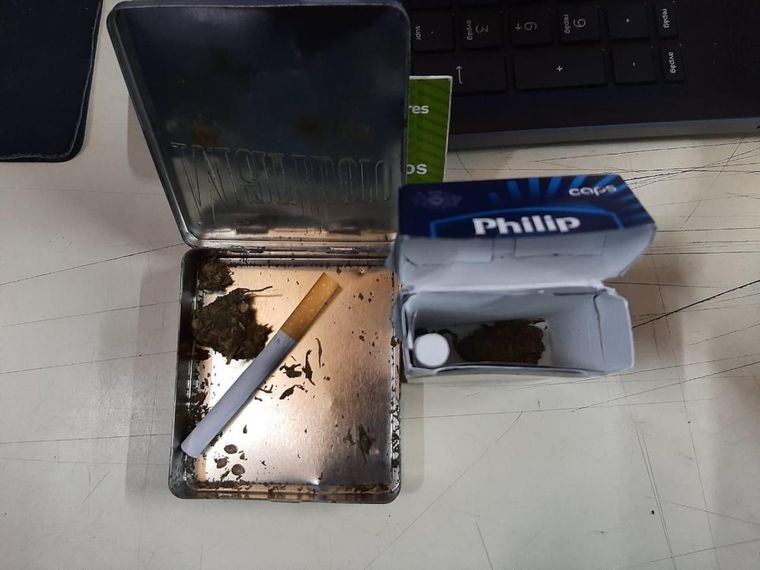 El policía estaba fumando marihuana en una plaza y terminó detenido y desafectado de la fuerza