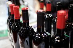 Botellas de vino producido en la Unión Europea. Foto DPA