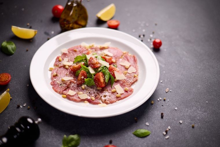 La receta de carpaccio de atún es una variante moderna del carpaccio original, que fue creado en Venecia con carne de res. La receta de carpaccio de atún es una variante moderna del carpaccio original, que fue creado en Venecia con carne de res.