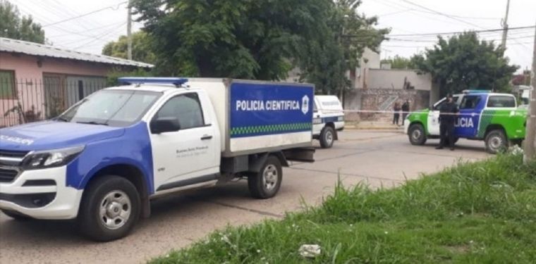 El cuerpo de la mujer fue hallado en un baldío junto a un palo y una piedra