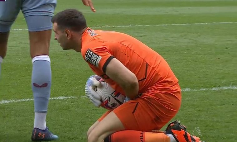 El Dibu Martínez sigue haciendo de las suyas en la Premier League Foto: Captura