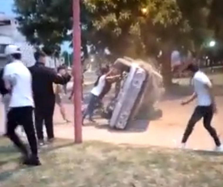 Algunos jóvenes voltearon el auto, en tanto que otros arrojaban piedras