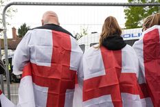 como la bandera inglesa se convirtio en el centro de un debate sobre la inmigracion en reino unido