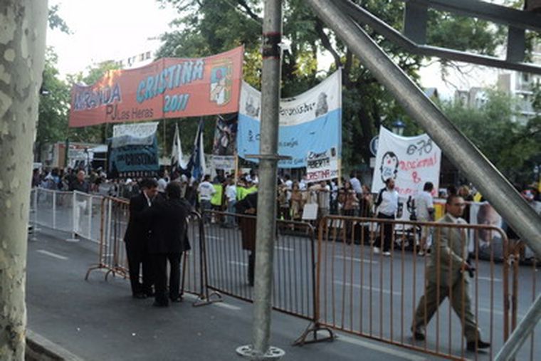 Desde temprano, los carteles de apoyo a Cristina se hicieron ver. Foto: MDZ