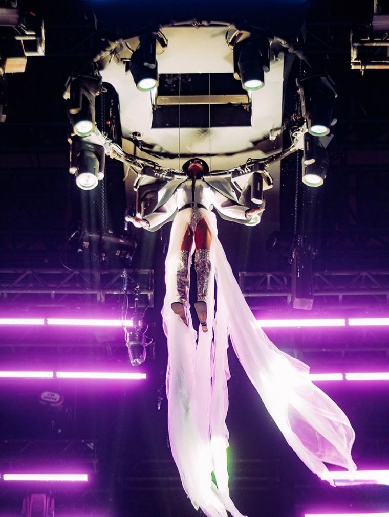 La diva de Brasil sorprendió a sus fans descendiendo de su icónica nave espacial con un vestuario futurista y etéreo.