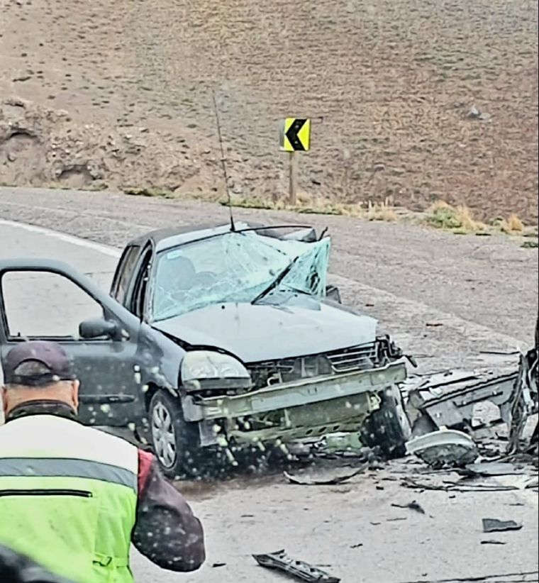 El frente del Renault Clio quedó totalmente destrozado. El frente del Renault Clio quedó totalmente destrozado. 