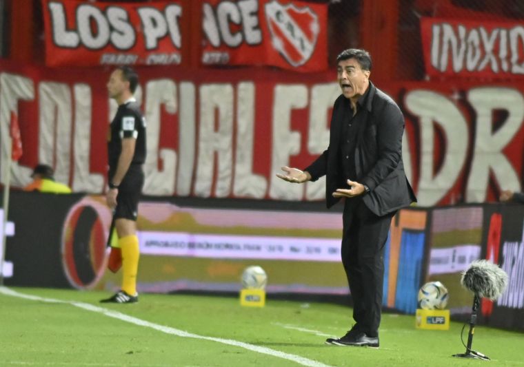 Gustavo Quinteros no se guardó nada tras la derrota y habló de un problema que preocupa en Independiente.