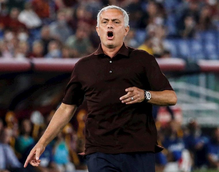 El portugués festejó con todo el triunfo de su equipo Foto: EFE