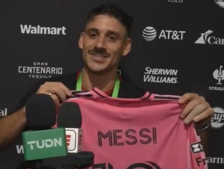 Luego del encuentro, Lionel Messi le terminó dando su camiseta a Cóccaro Luego del encuentro, Lionel Messi le terminó dando su camiseta a Cóccaro