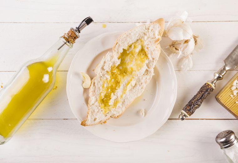 Quema grasa consumiendo aceite de oliva. Foto: Foto de Comida creado por freepik - www.freepik.es