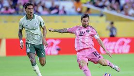 Lionel Messi encara ante la marca del colombiano Richard Ríos, de Palmeiras. El capitán de Inter Miami se fue con mucha bronca tras el empate y ahora enfrentará al PSG de Luis Enrique, su ex DT en Barcelona. 