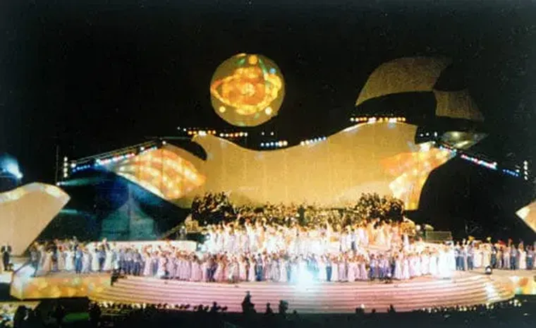 “Vendimia 2002, la de todos” tuvo su acto central en el campo del Estadio Malvinas Argentinas. “Vendimia 2002, la de todos” tuvo su acto central en el campo del Estadio Malvinas Argentinas.