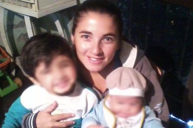 MDZol | La oficial Brenda González junto a sus hijos. Foto: Internet